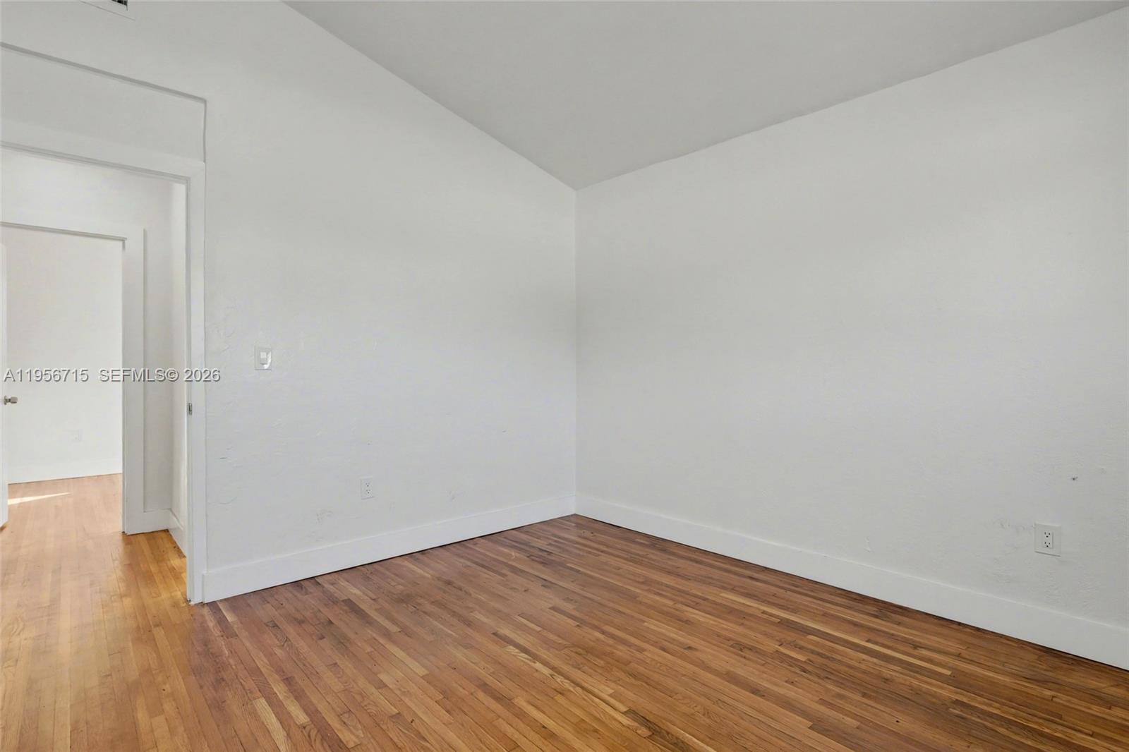   /   кв.футов $ 2026-02-01 0 Фото