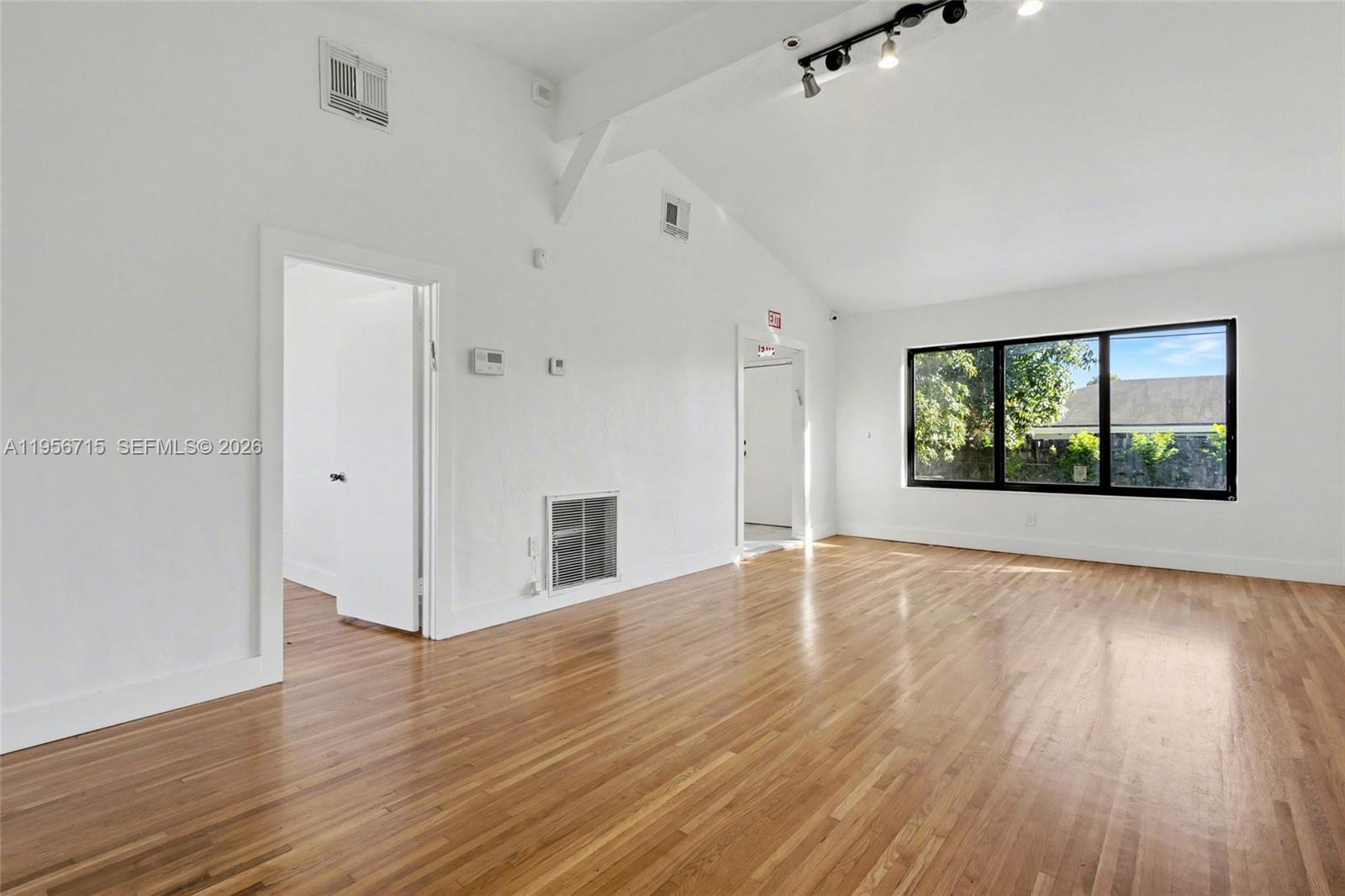   /   кв.футов $ 2026-02-01 0 Фото