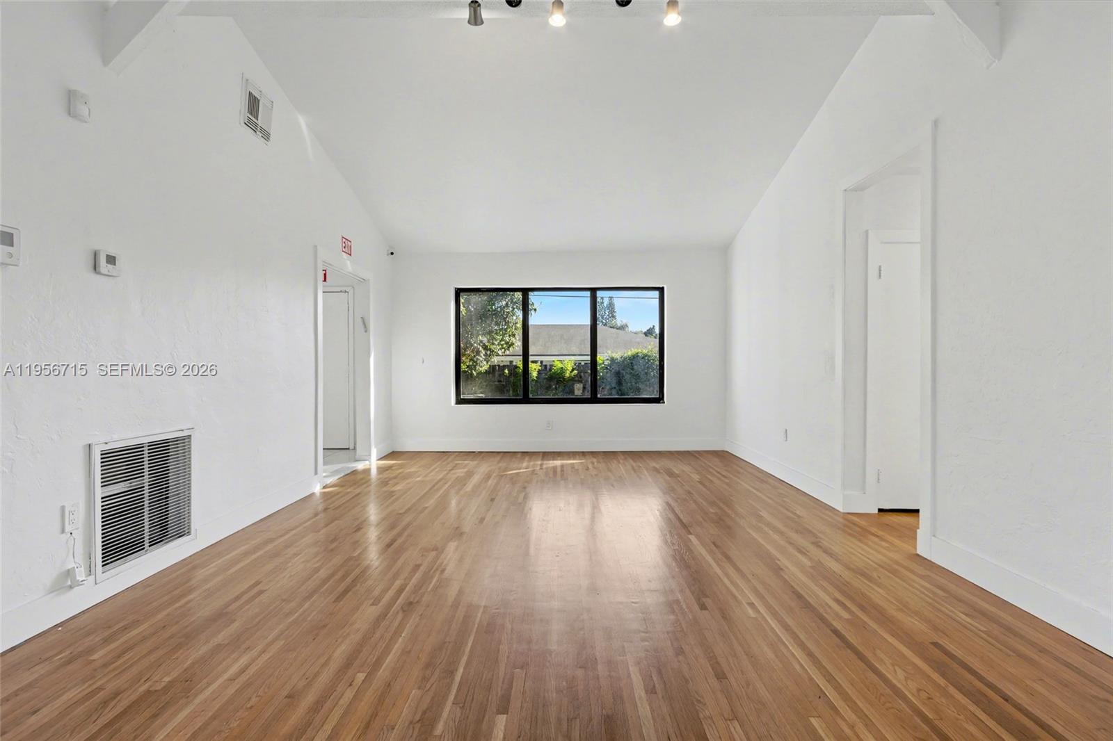   /   кв.футов $ 2026-02-01 0 Фото