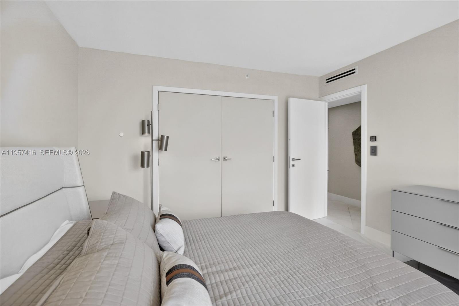 1009 3 / 3 1930 sq. ft. $ 2026-02-02 0 Photo