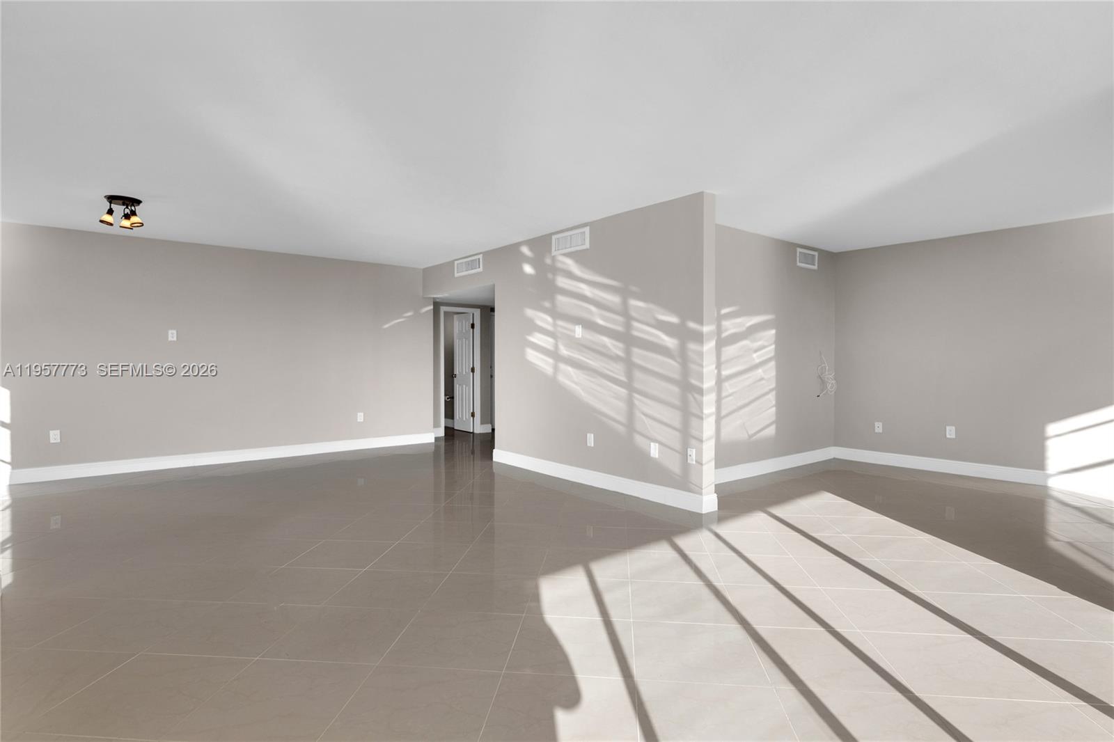 Подробнее PH-06 3 / 3 1570 кв.футов $ 2026-02-03 0 Фото