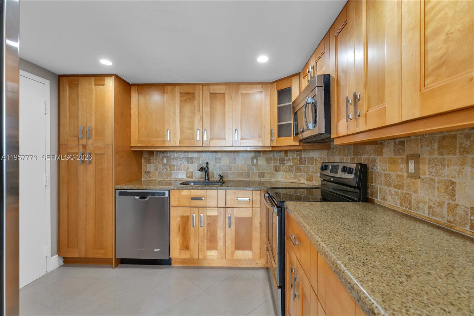 Подробнее PH-06 3 / 3 1570 кв.футов $ 2026-02-03 0 Фото