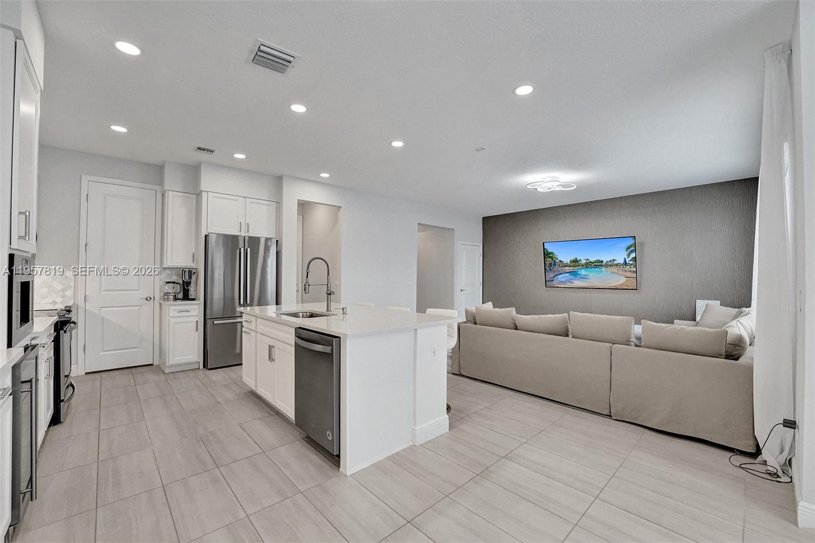 1033 3 / 3 2104 кв.футов $ 2026-02-03 0 Фото