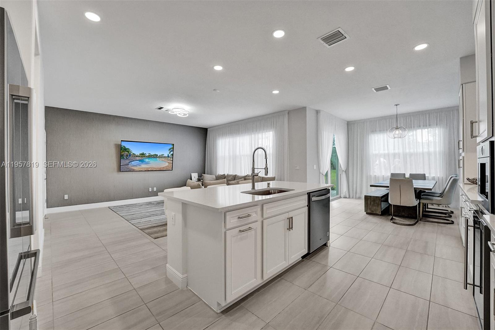 1033 3 / 3 2104 кв.футов $ 2026-02-03 0 Фото