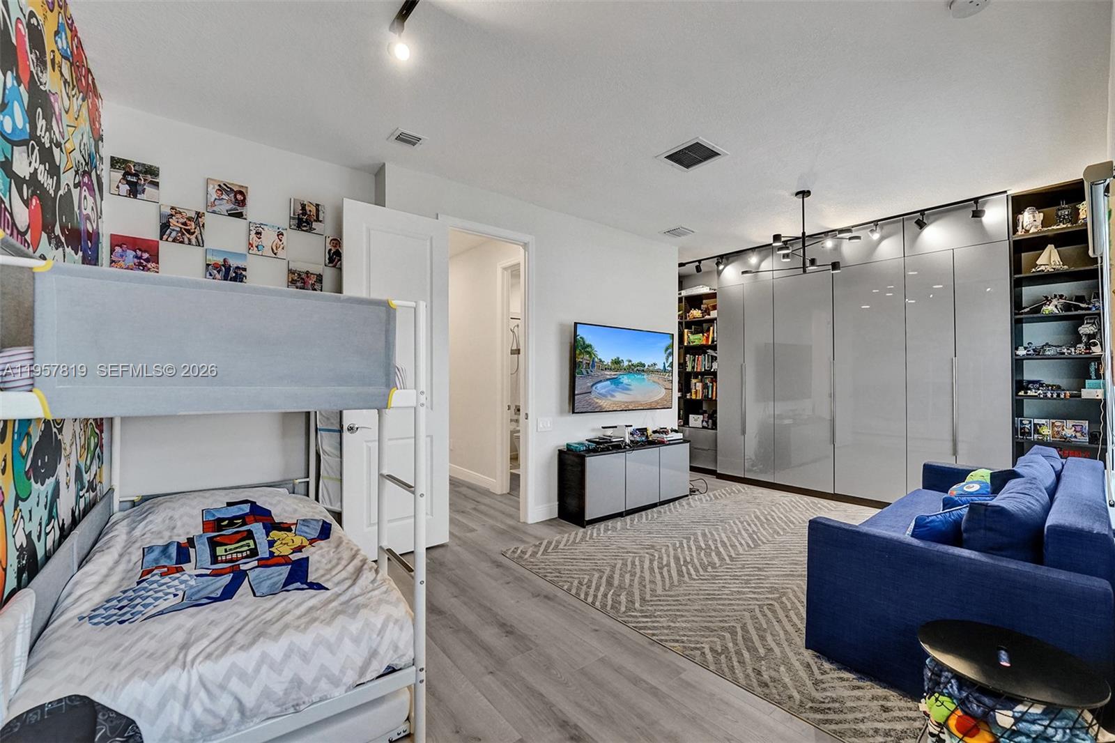 1033 3 / 3 2104 кв.футов $ 2026-02-03 0 Фото