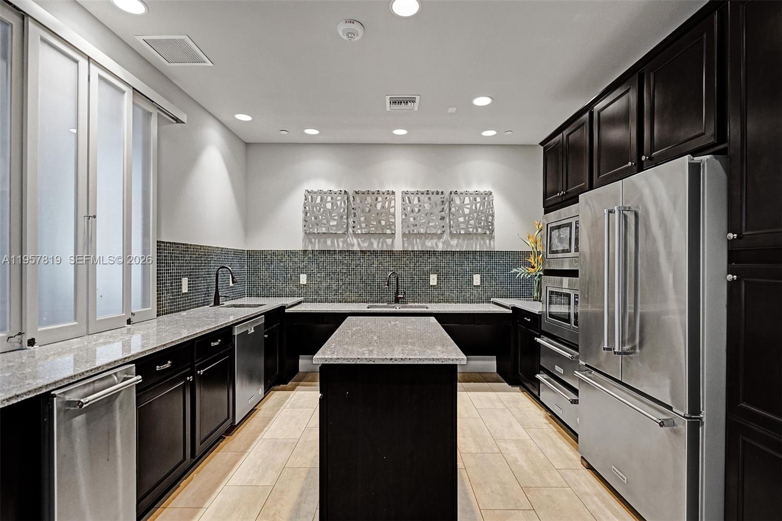 1033 3 / 3 2104 кв.футов $ 2026-02-03 0 Фото