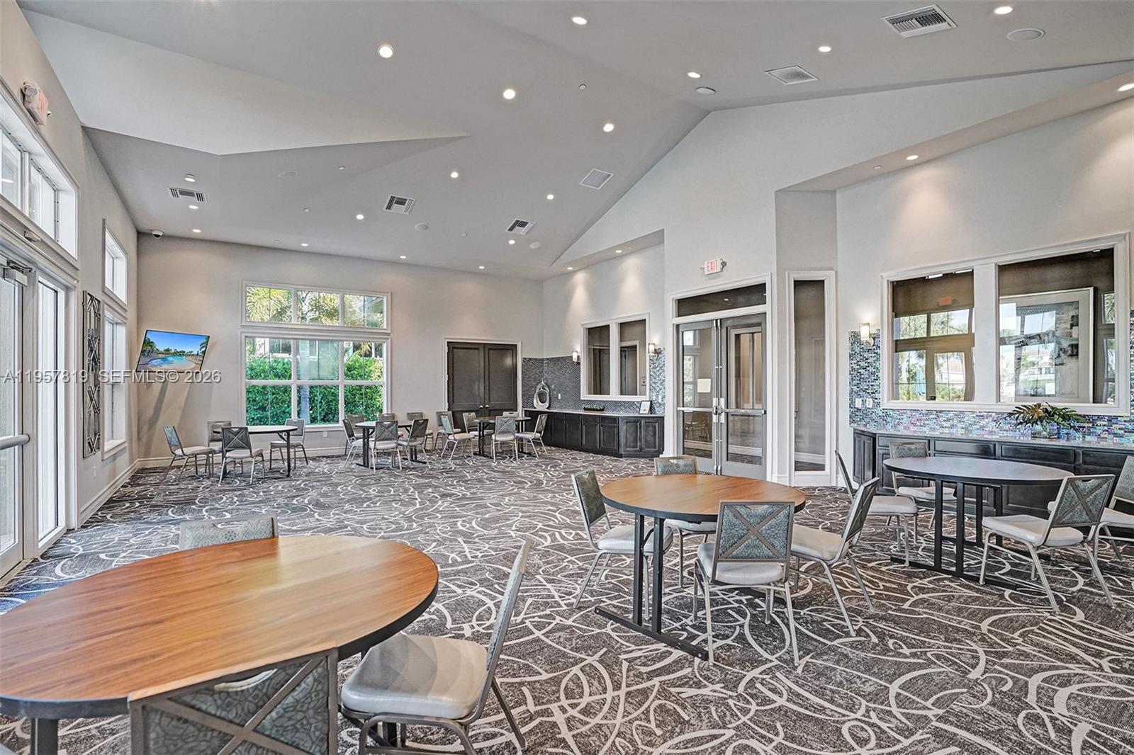 1033 3 / 3 2104 кв.футов $ 2026-02-03 0 Фото