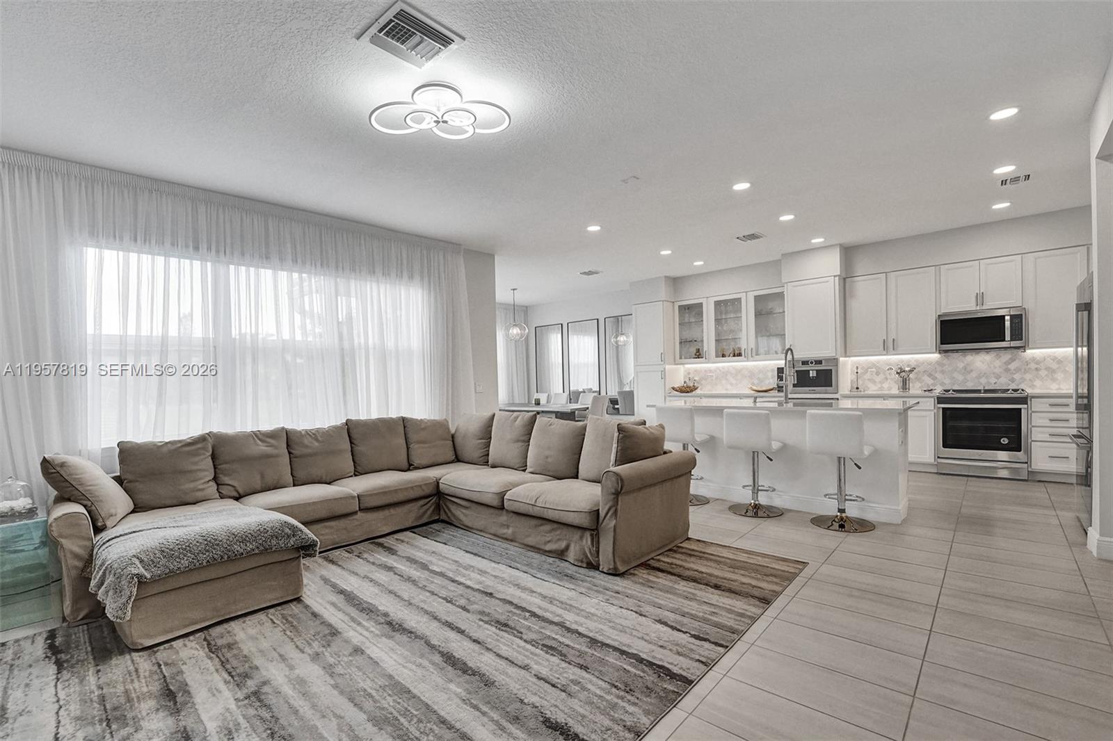 1033 3 / 3 2104 кв.футов $ 2026-02-03 0 Фото