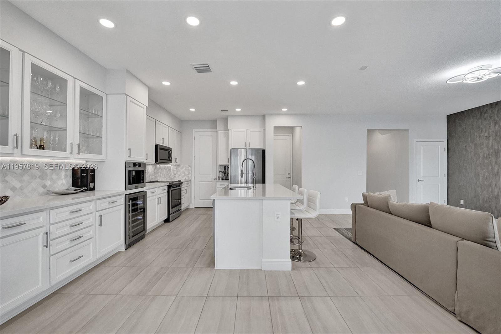 1033 3 / 3 2104 кв.футов $ 2026-02-03 0 Фото