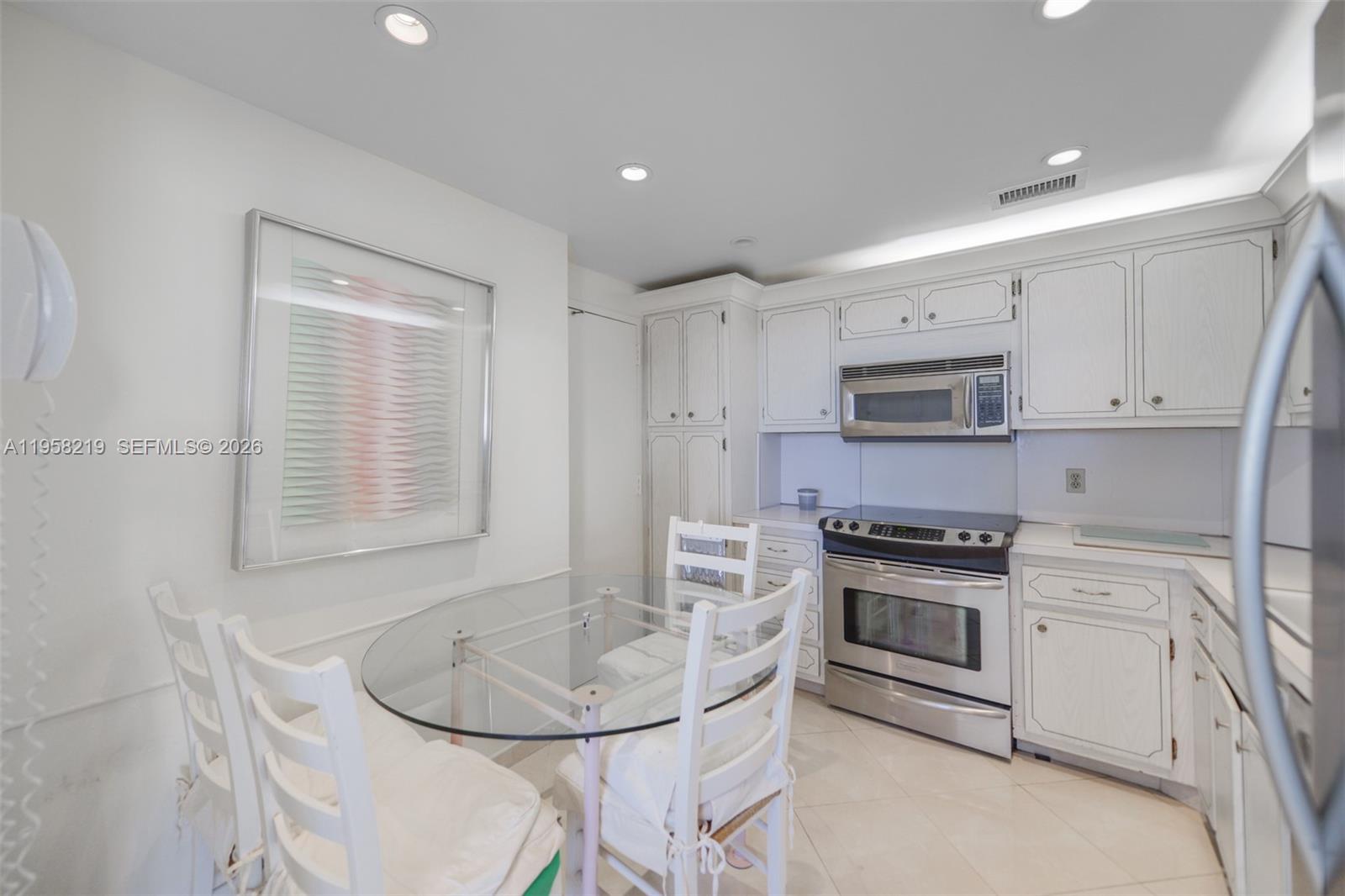 See details 12R 2 / 2 1275 sq. ft. $ 2026-02-03 0 Photo