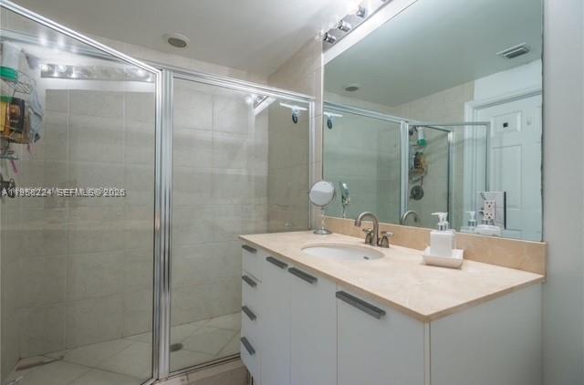 Photo of 140 Dixie Hwy  #703, Hollywood, Florida, 33020 - MASTER BATHROOM