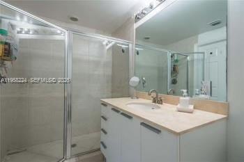 Photo of 140 Dixie Hwy  #703, Hollywood, Florida, 33020 - MASTER BATHROOM