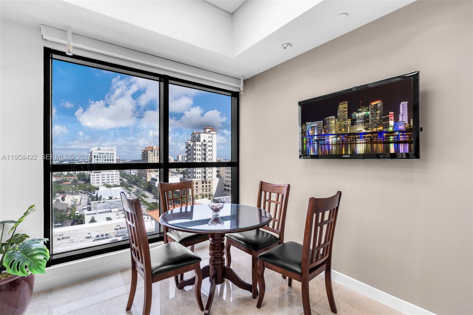 1007  /   кв.футов $ 2026-02-03 0 Фото