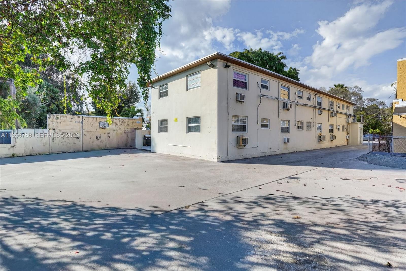   /  4928 кв.футов $ 2026-02-04 0 Фото