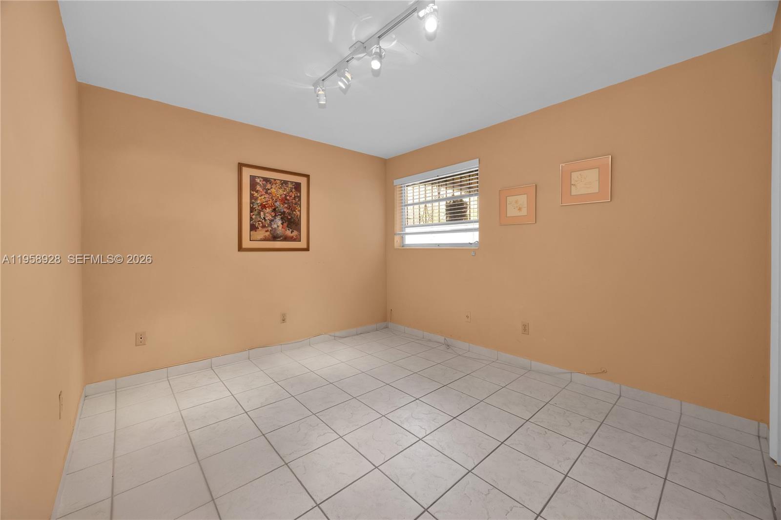   /  2002 кв.футов $ 2026-02-04 0 Фото