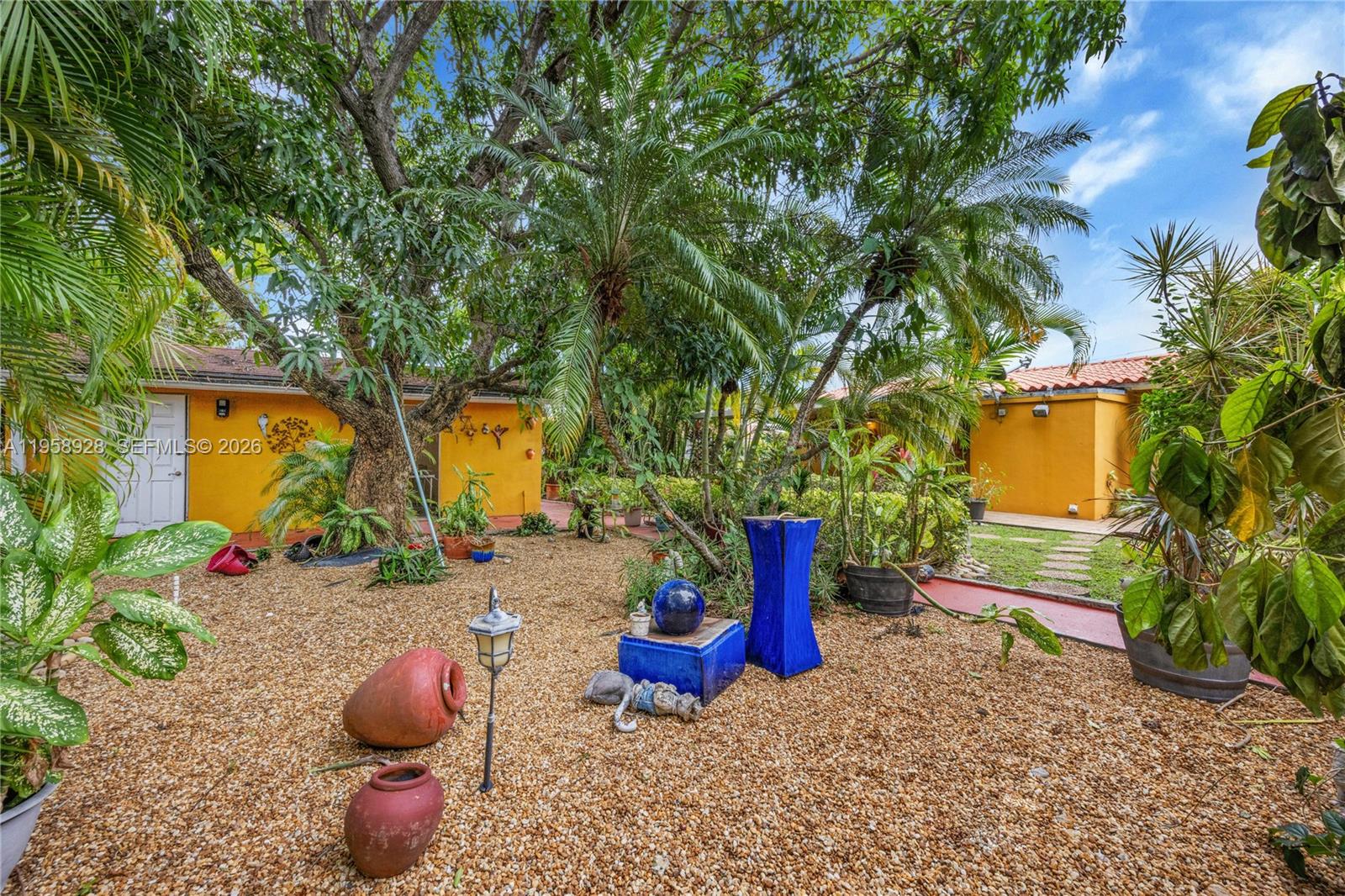   /  2002 кв.футов $ 2026-02-04 0 Фото