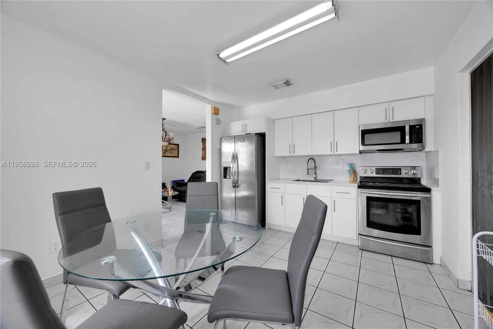   /  2002 кв.футов $ 2026-02-04 0 Фото