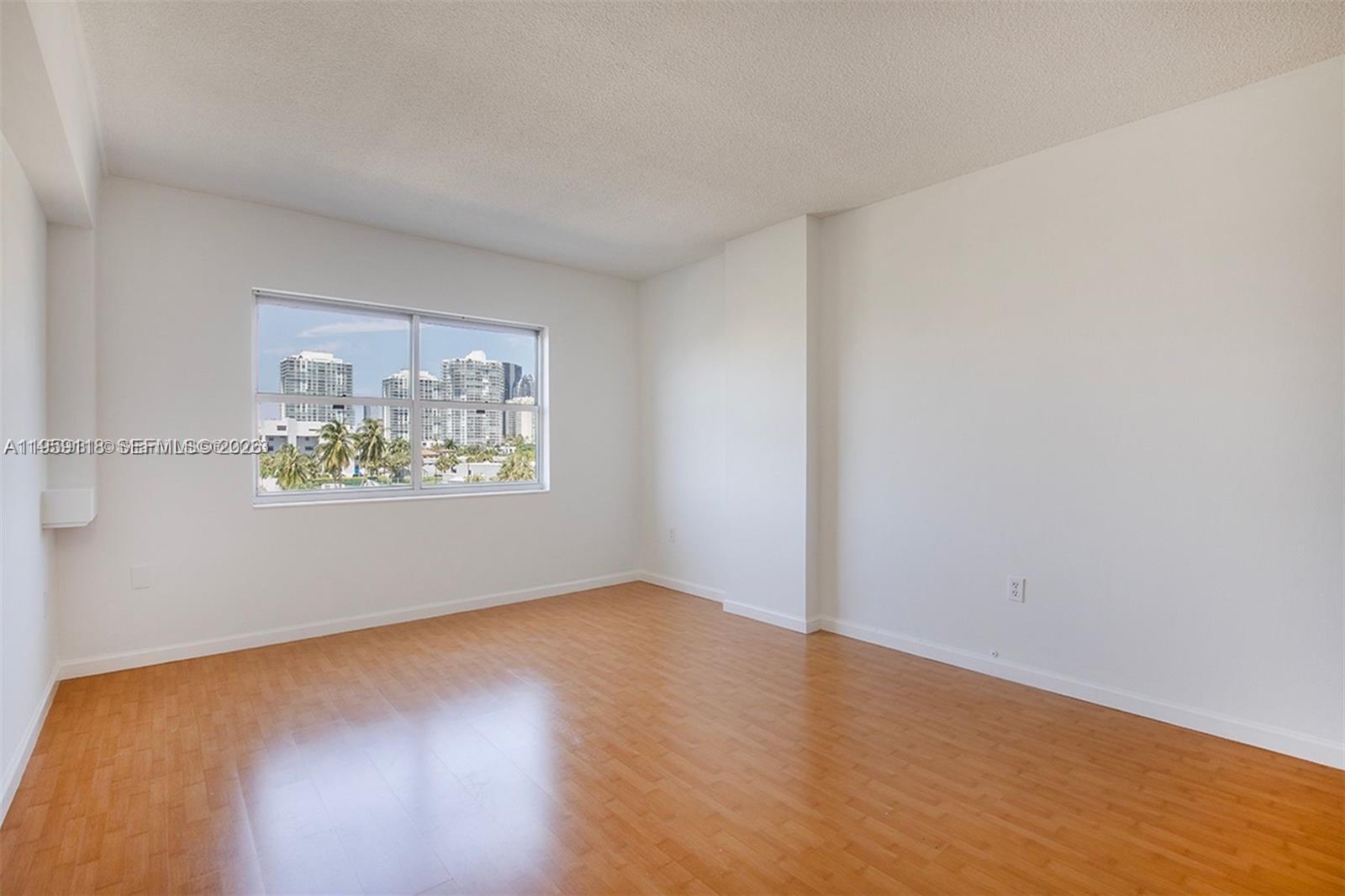 Photo of 400 Kings Point Dr  #424, Sunny Isles Beach, Florida, 33160 - Principal Bedroom