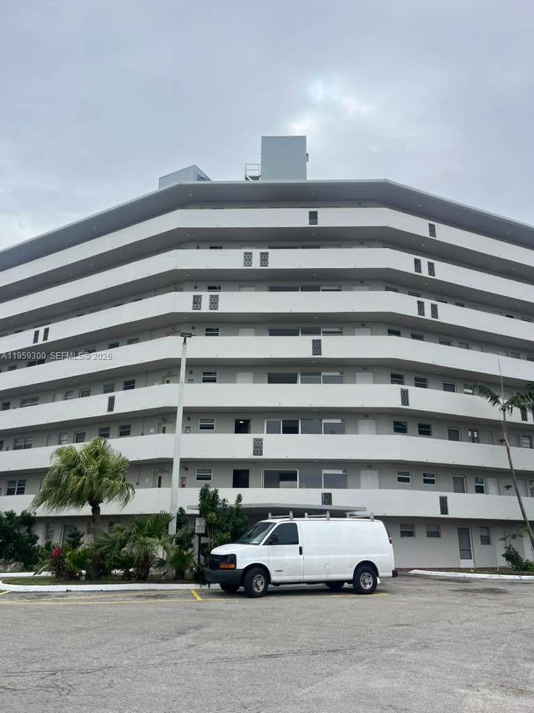 See details 507-1 1 / 2 909 sq. ft. $ 2026-02-04 0 Photo