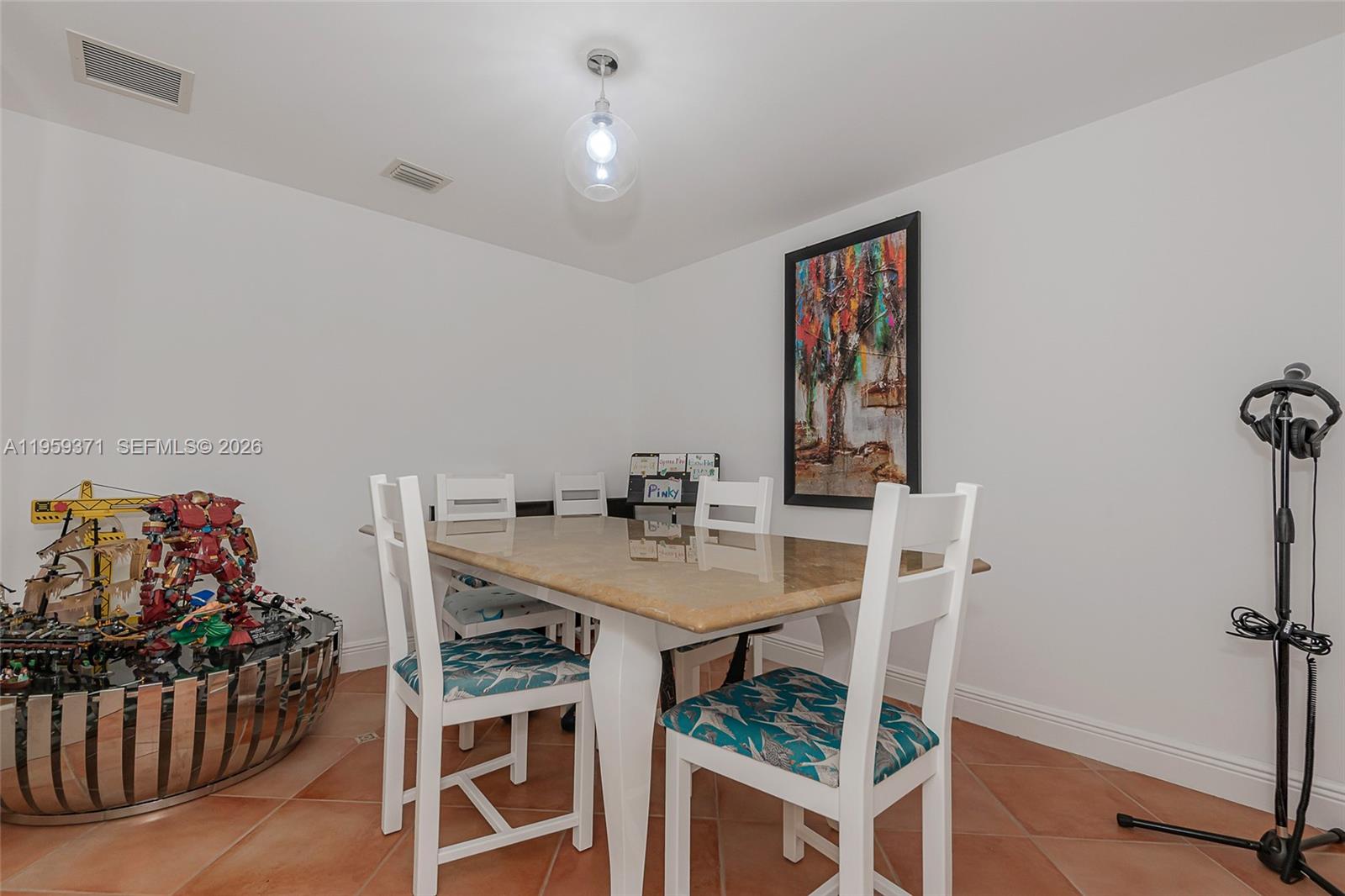 408 3 / 3 1571 sq. ft. $ 2026-04-27 0 foto