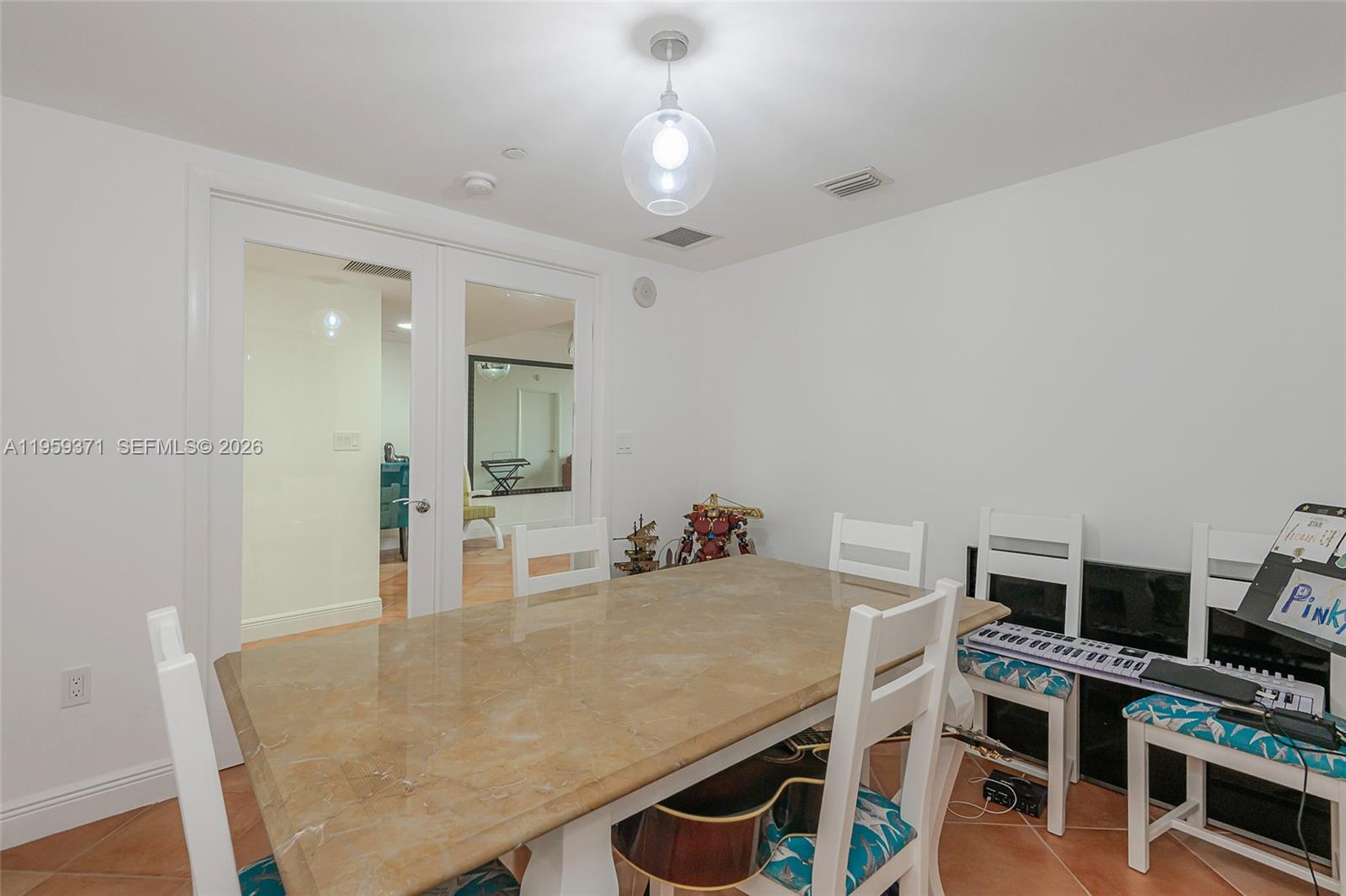 408 3 / 3 1571 sq. ft. $ 2026-04-27 0 foto