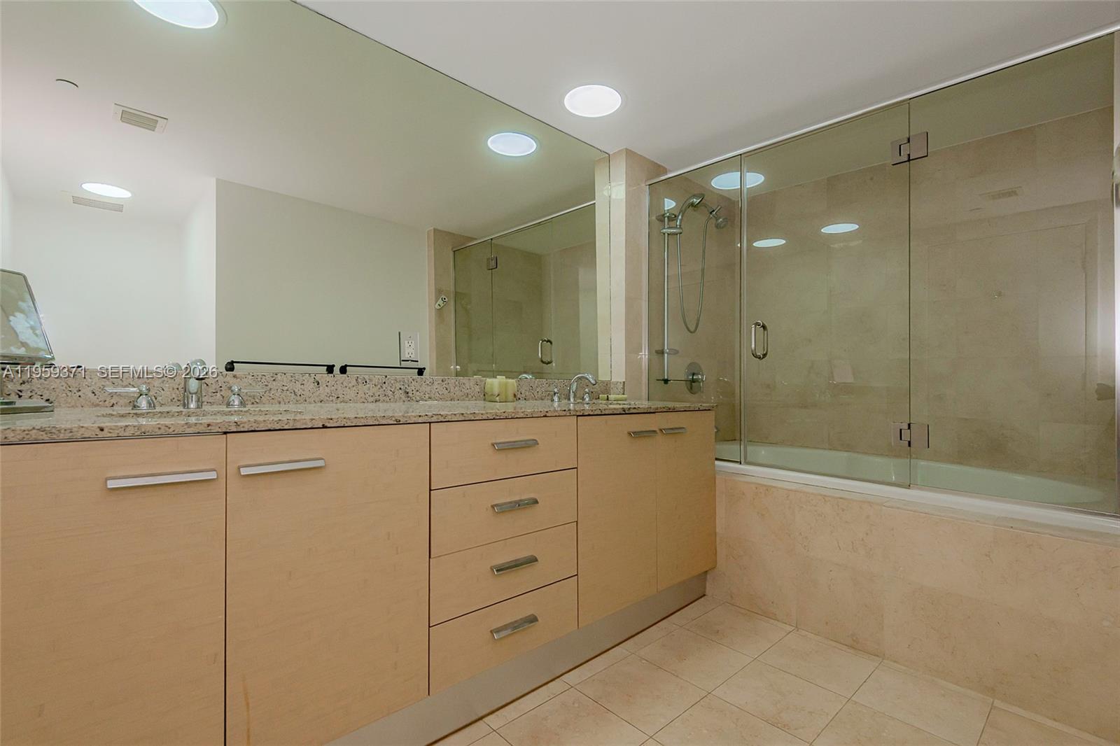 408 3 / 3 1571 sq. ft. $ 2026-04-27 0 foto