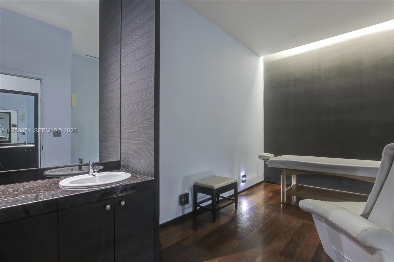 408 3 / 3 1571 sq. ft. $ 2026-04-27 0 foto