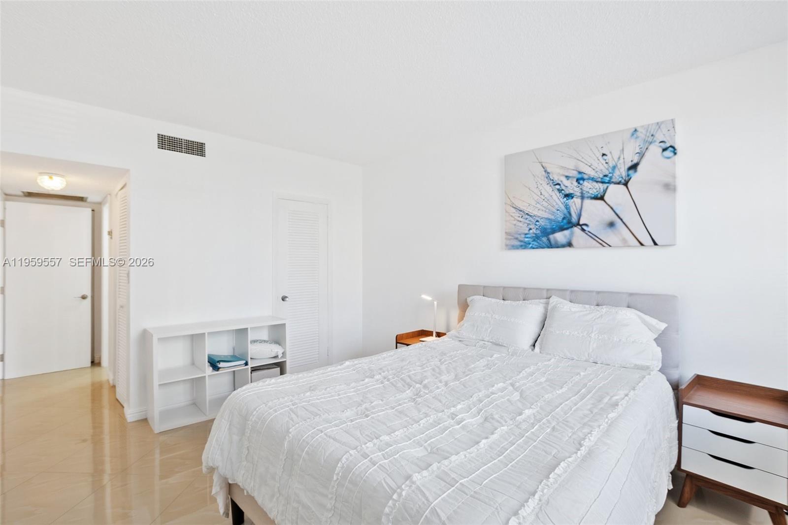 See details 2M 1 / 2 870 sq. ft. $ 2026-02-05 0 Photo