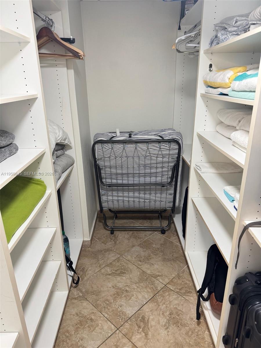 Photo of 3901 Ocean Dr #4J, Hollywood, Florida, 33019 - extra twin bed