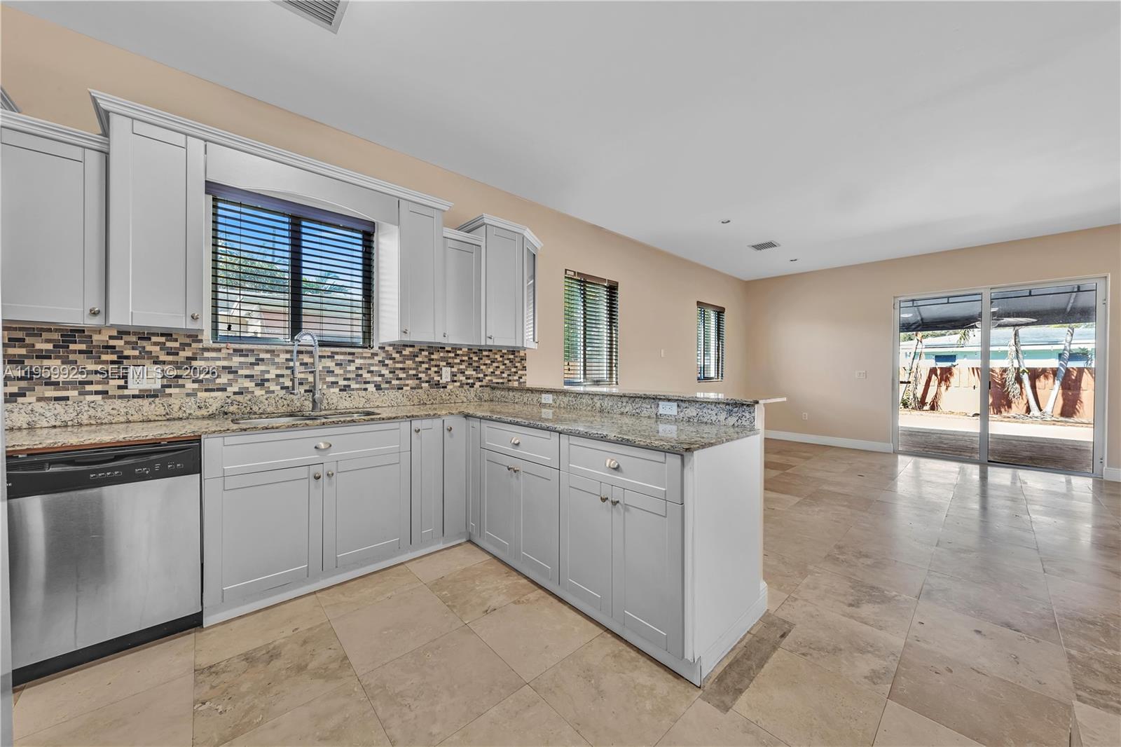   /  4572 кв.футов $ 2026-02-05 0 Фото