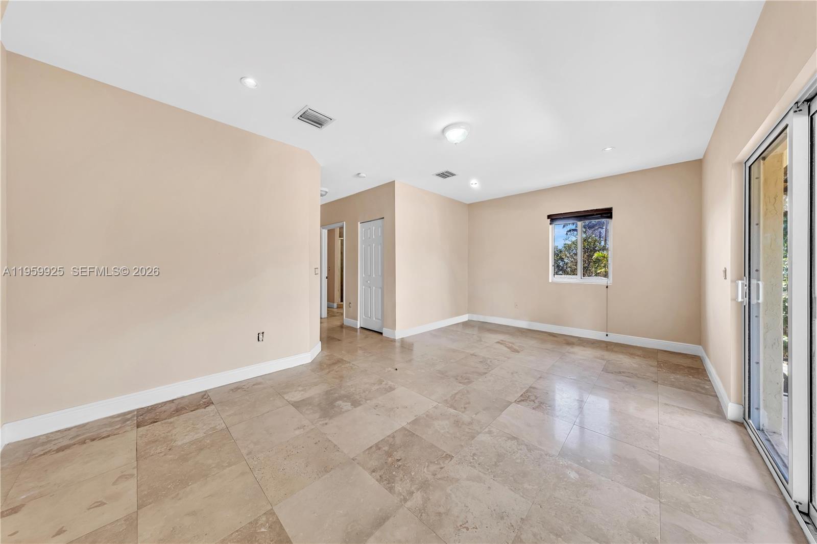   /  4572 кв.футов $ 2026-02-05 0 Фото