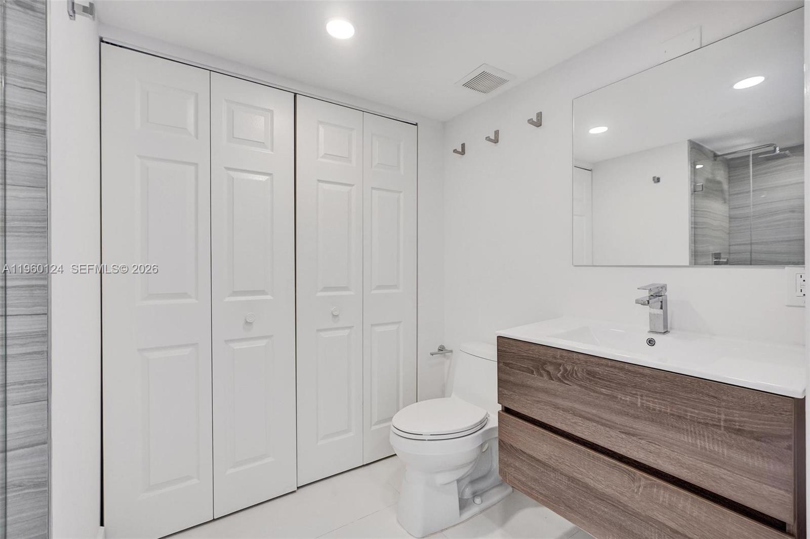 Photo of 3500 Mystic Pointe Dr #3206, Aventura, Florida, 33180 - Bathroom #2