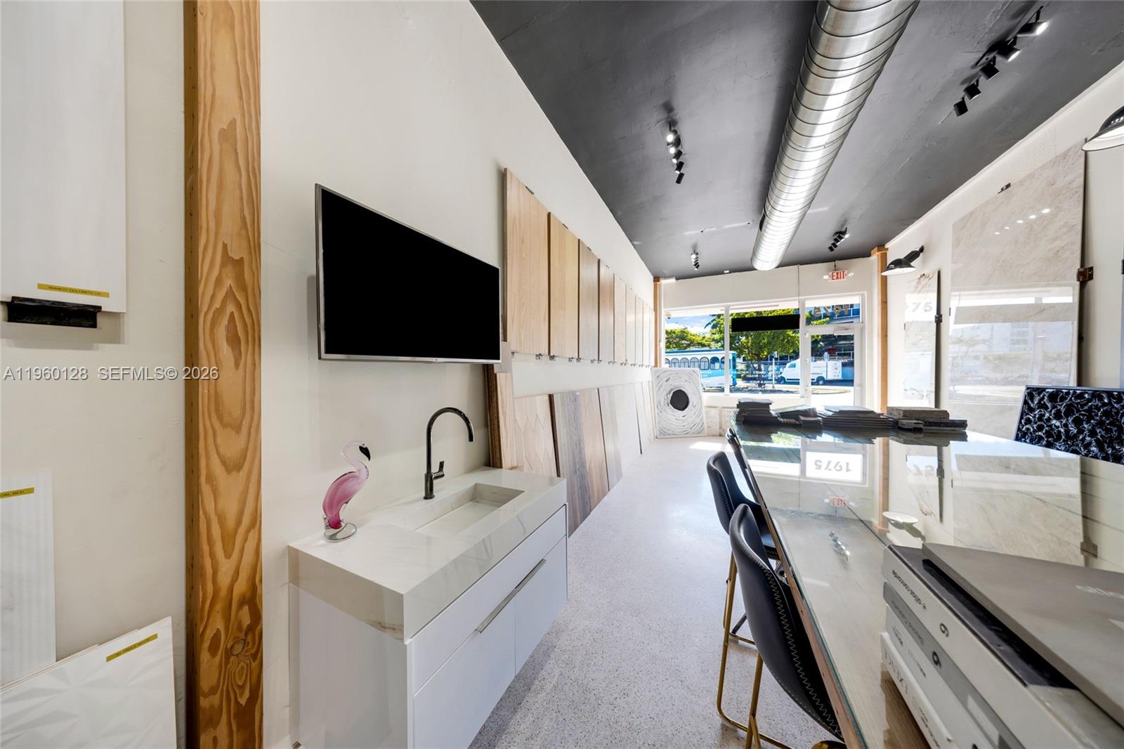   /   кв.футов $ 2026-02-05 0 Фото