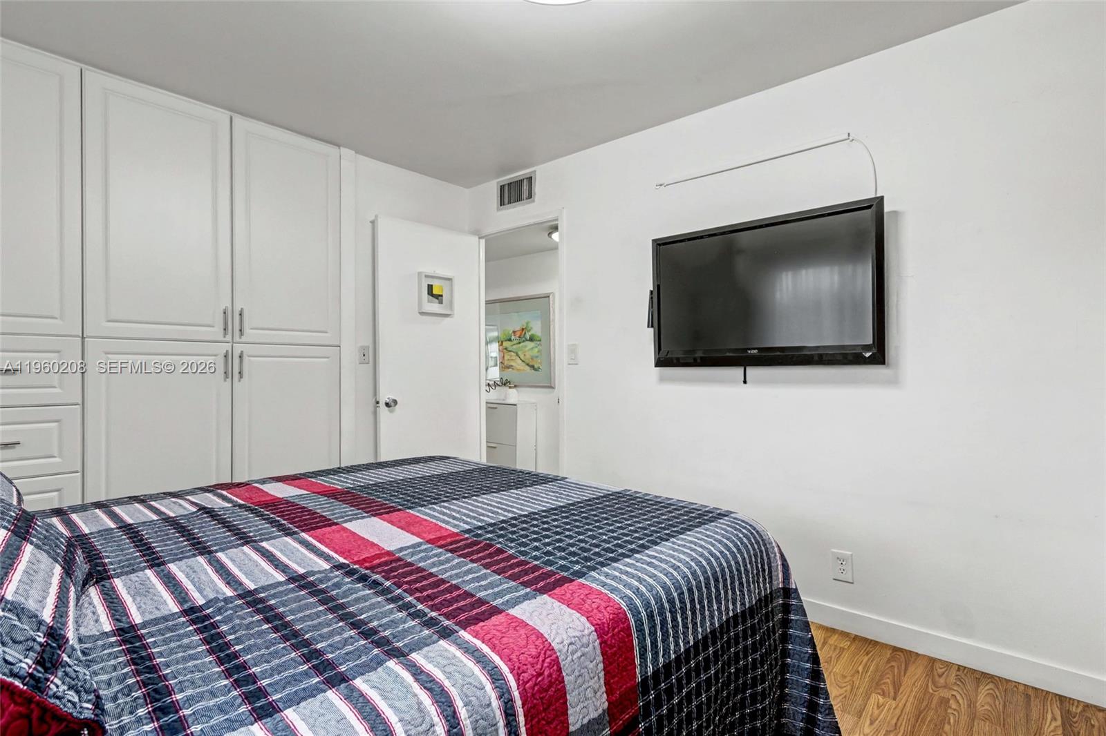 See details 207 2 / 2 992 sq. ft. $ 2026-02-05 0 Photo