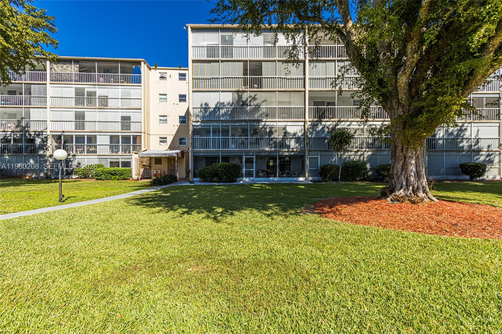 See details 207 2 / 2 992 sq. ft. $ 2026-02-05 0 Photo