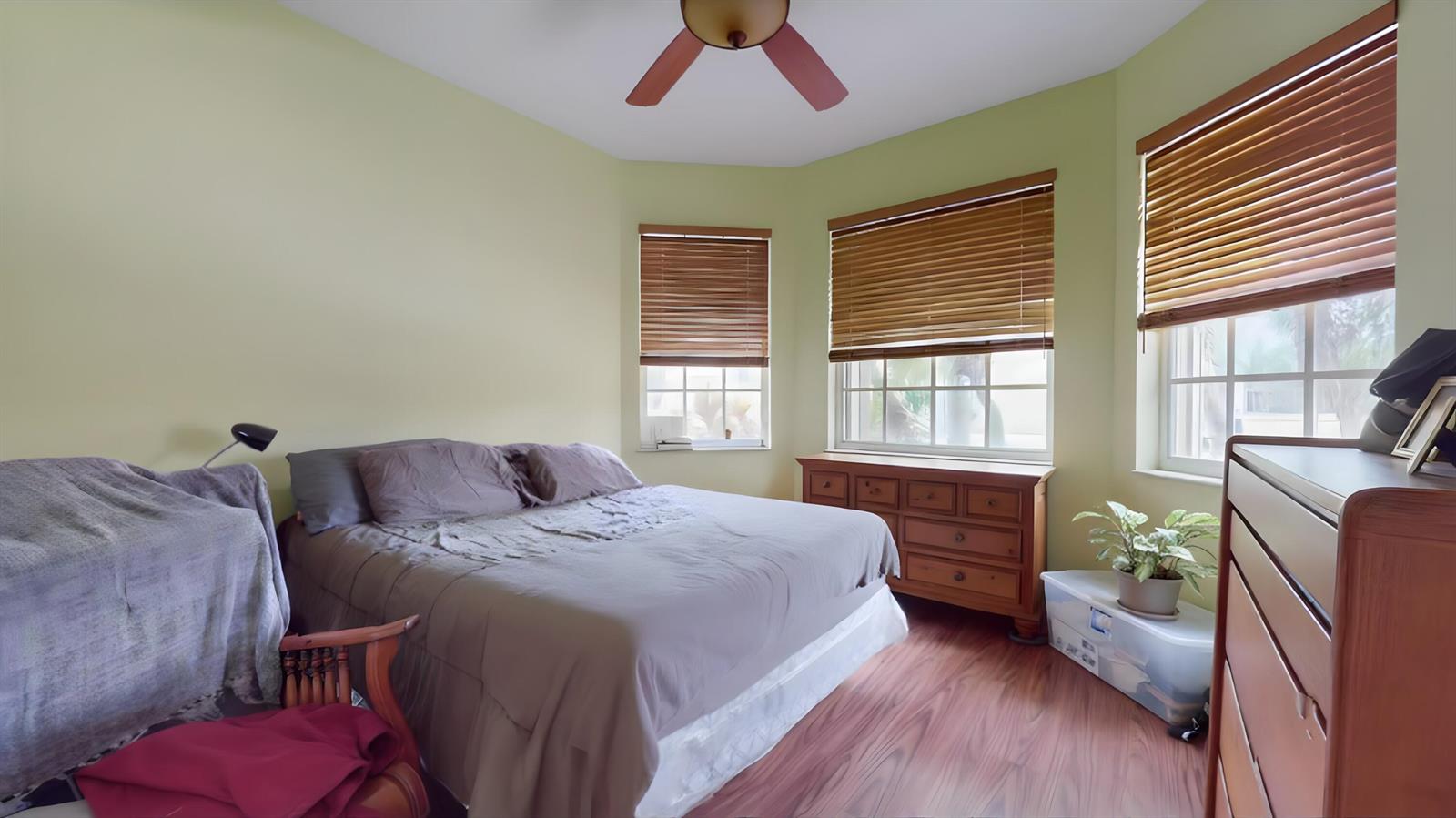 10072 3 / 2 1977 sq. ft. $ 2026-07-07 0 foto