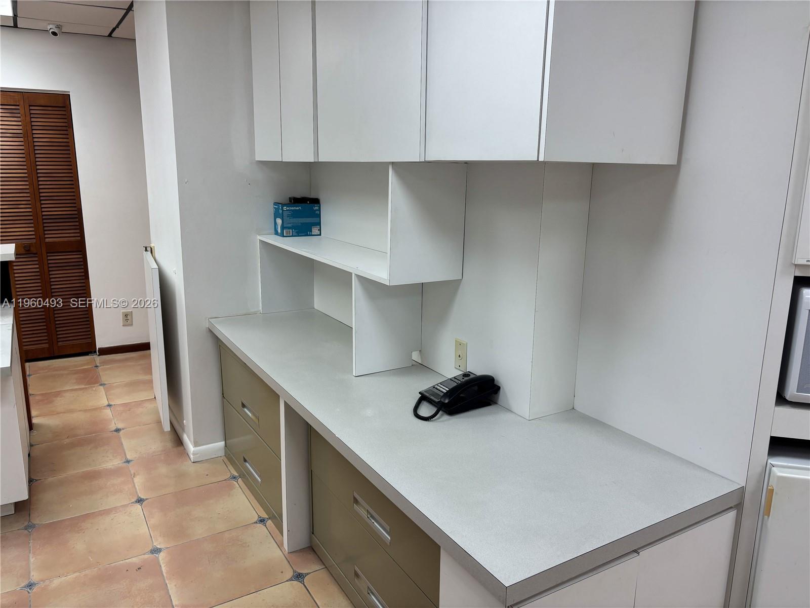 BLD-B #102  /   sq. ft. $ 2026-02-06 0 foto