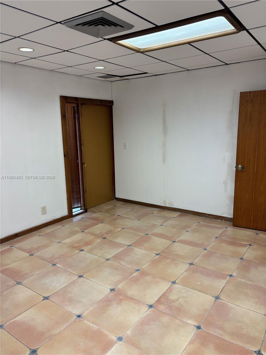 BLD-B #102  /   sq. ft. $ 2026-02-06 0 foto