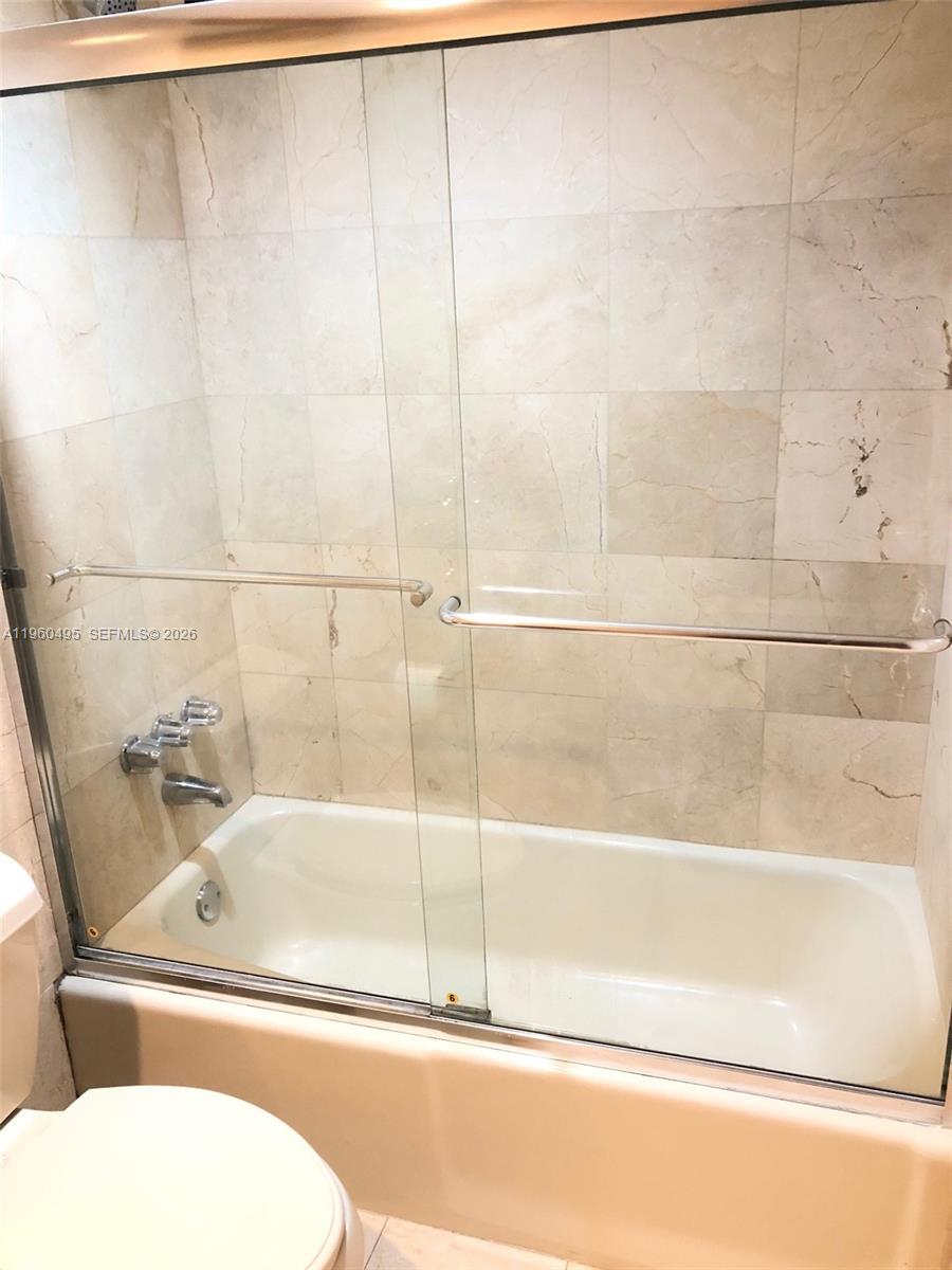 Photo of 3901 Ocean Dr  #2J, Hollywood, Florida, 33019 - Bathtub & marble tile