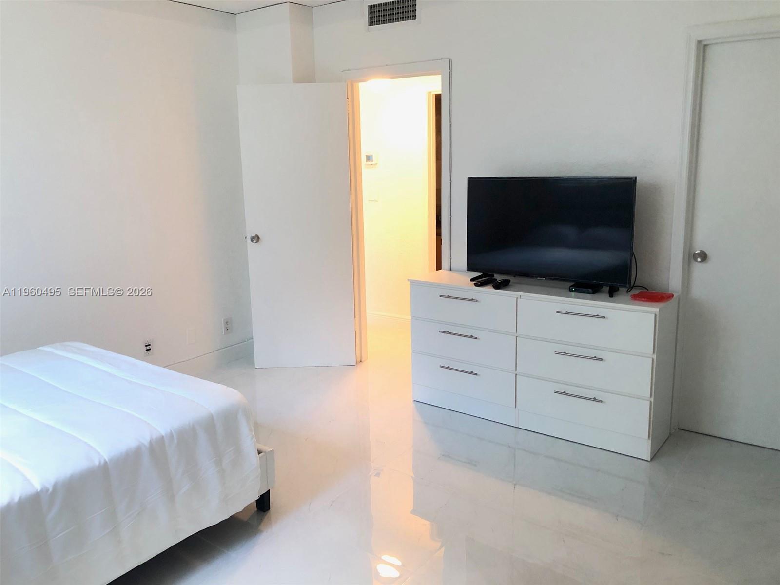 Photo of 3901 Ocean Dr  #2J, Hollywood, Florida, 33019 - 