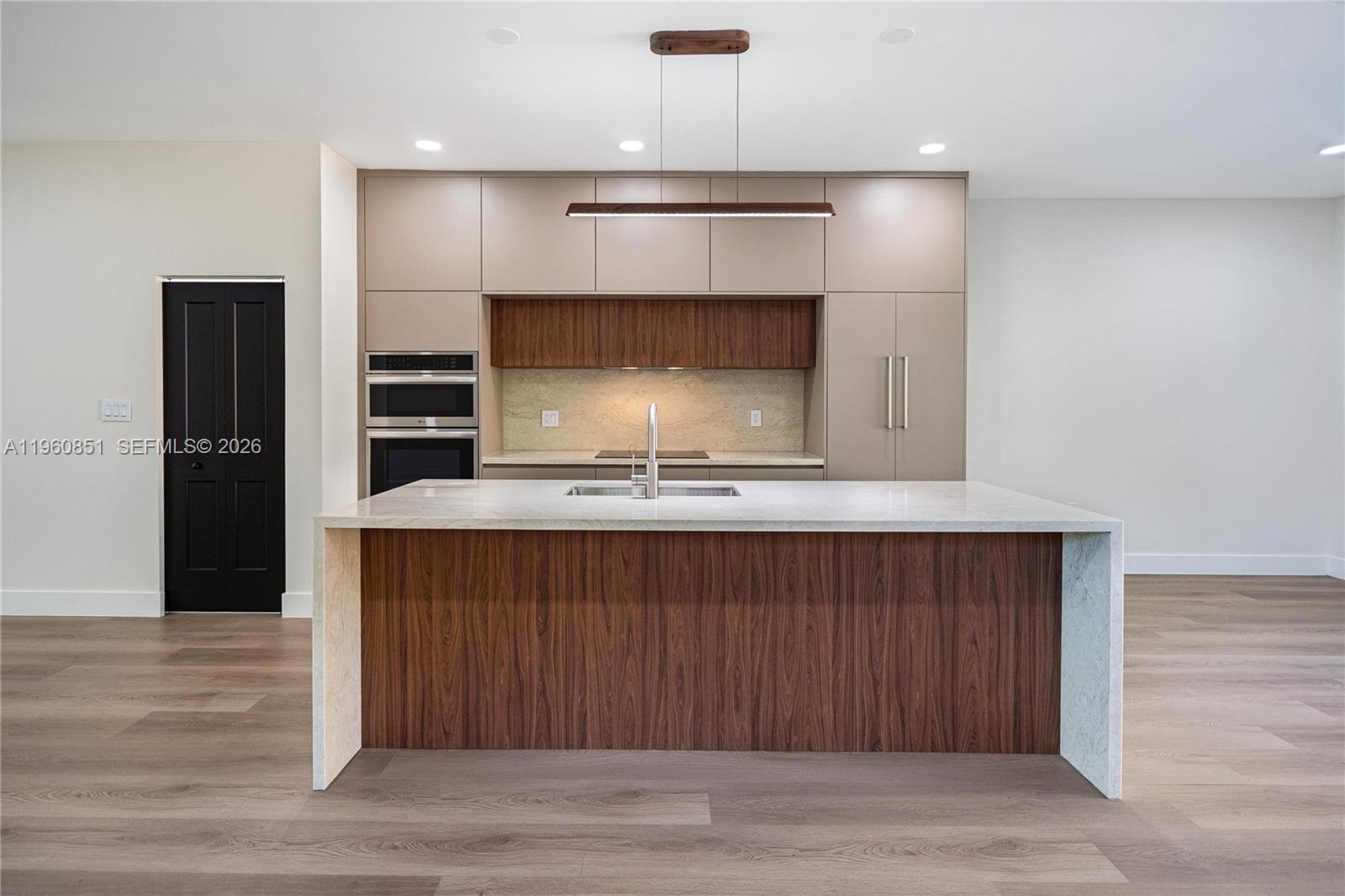   /  4900 кв.футов $ 2026-02-06 0 Фото