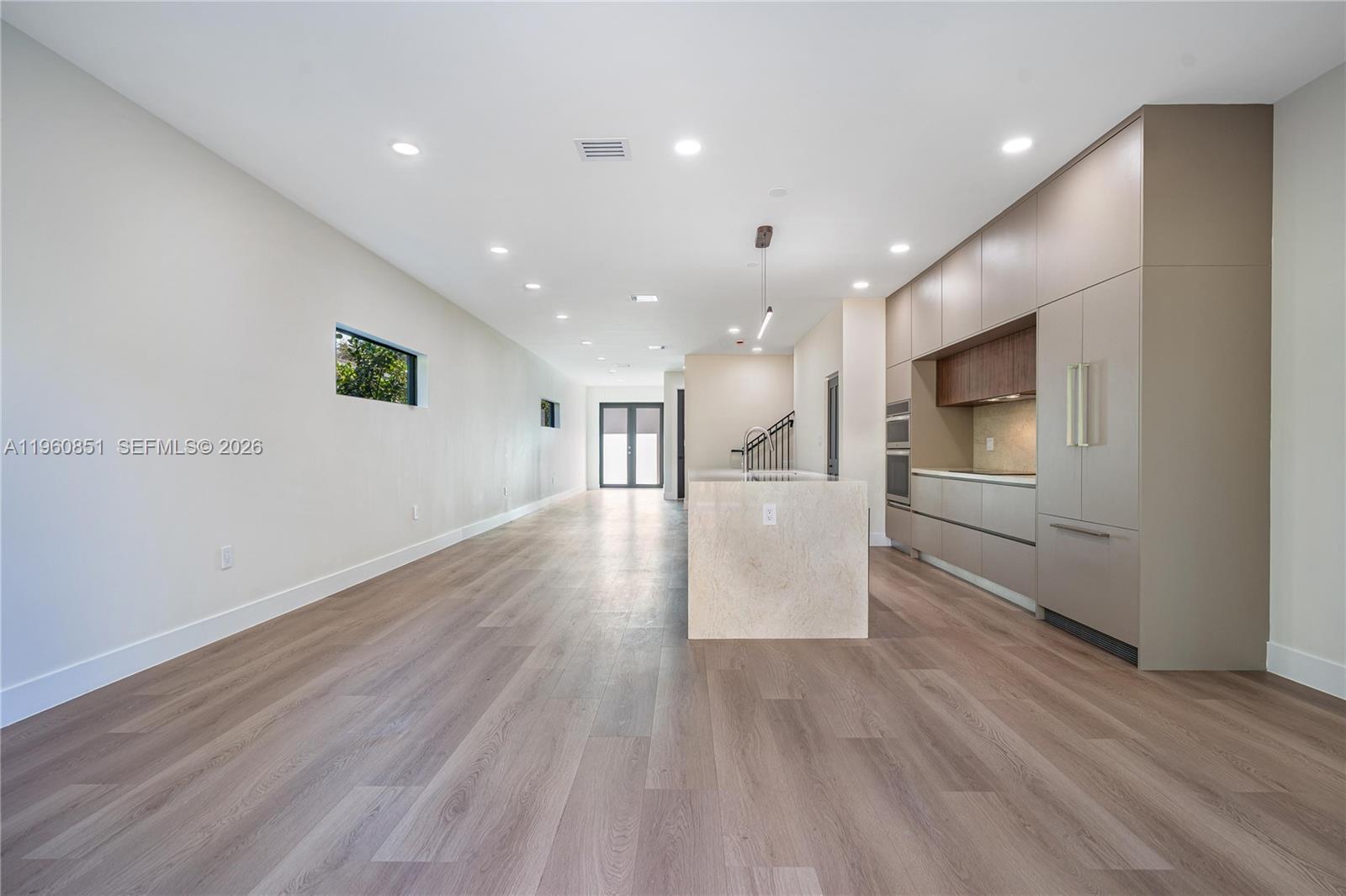   /  4900 кв.футов $ 2026-02-06 0 Фото