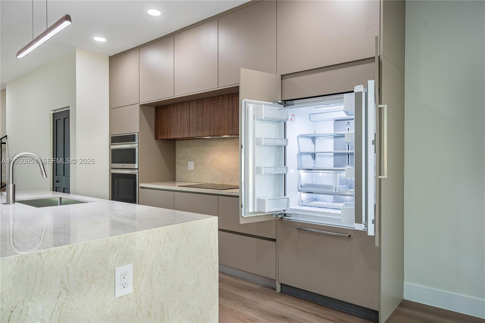   /  4900 кв.футов $ 2026-02-06 0 Фото