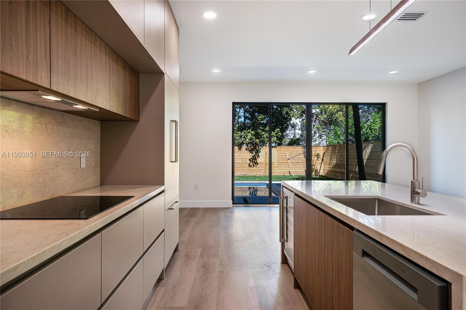   /  4900 кв.футов $ 2026-02-06 0 Фото