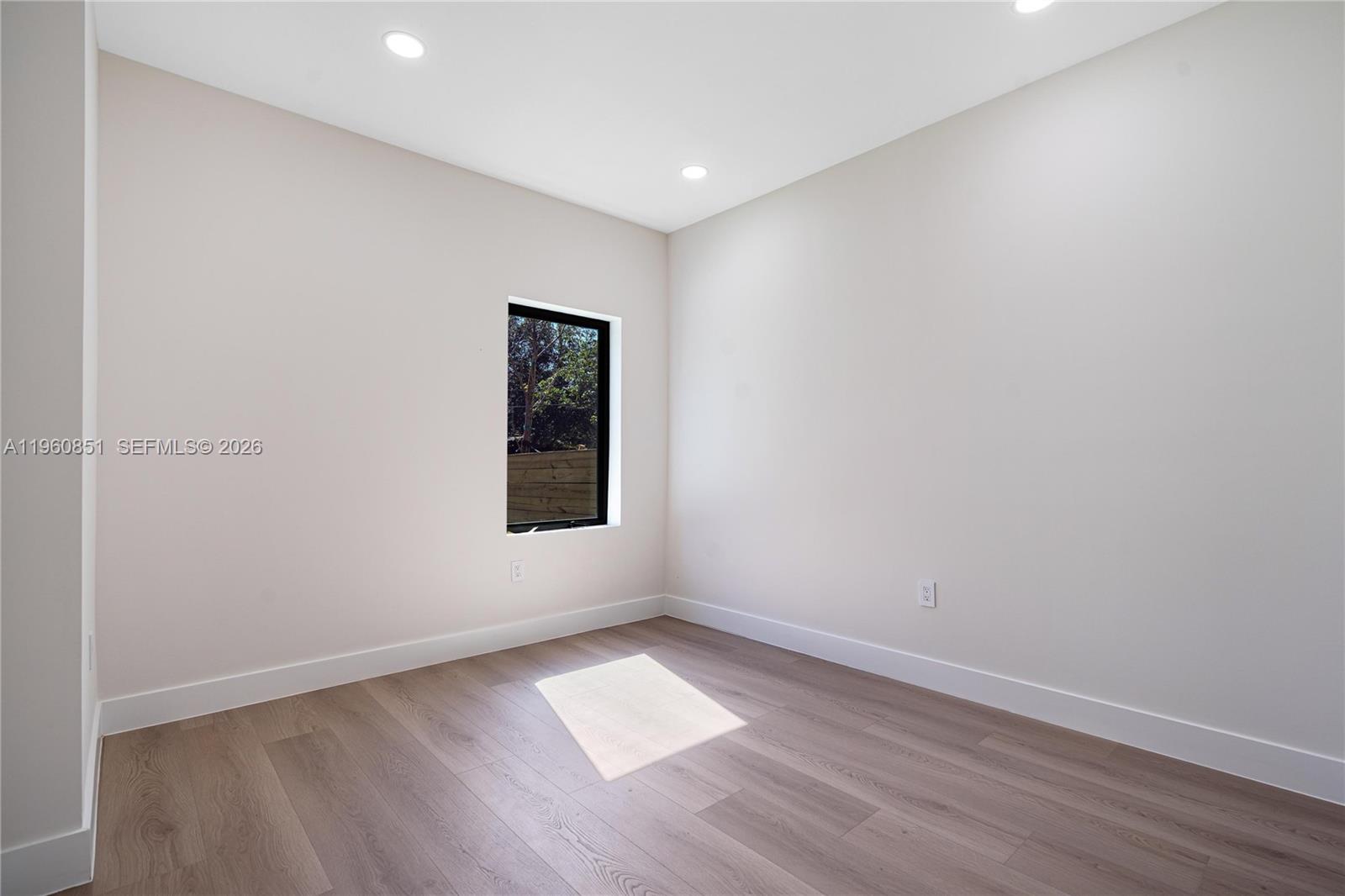   /  4900 кв.футов $ 2026-02-06 0 Фото