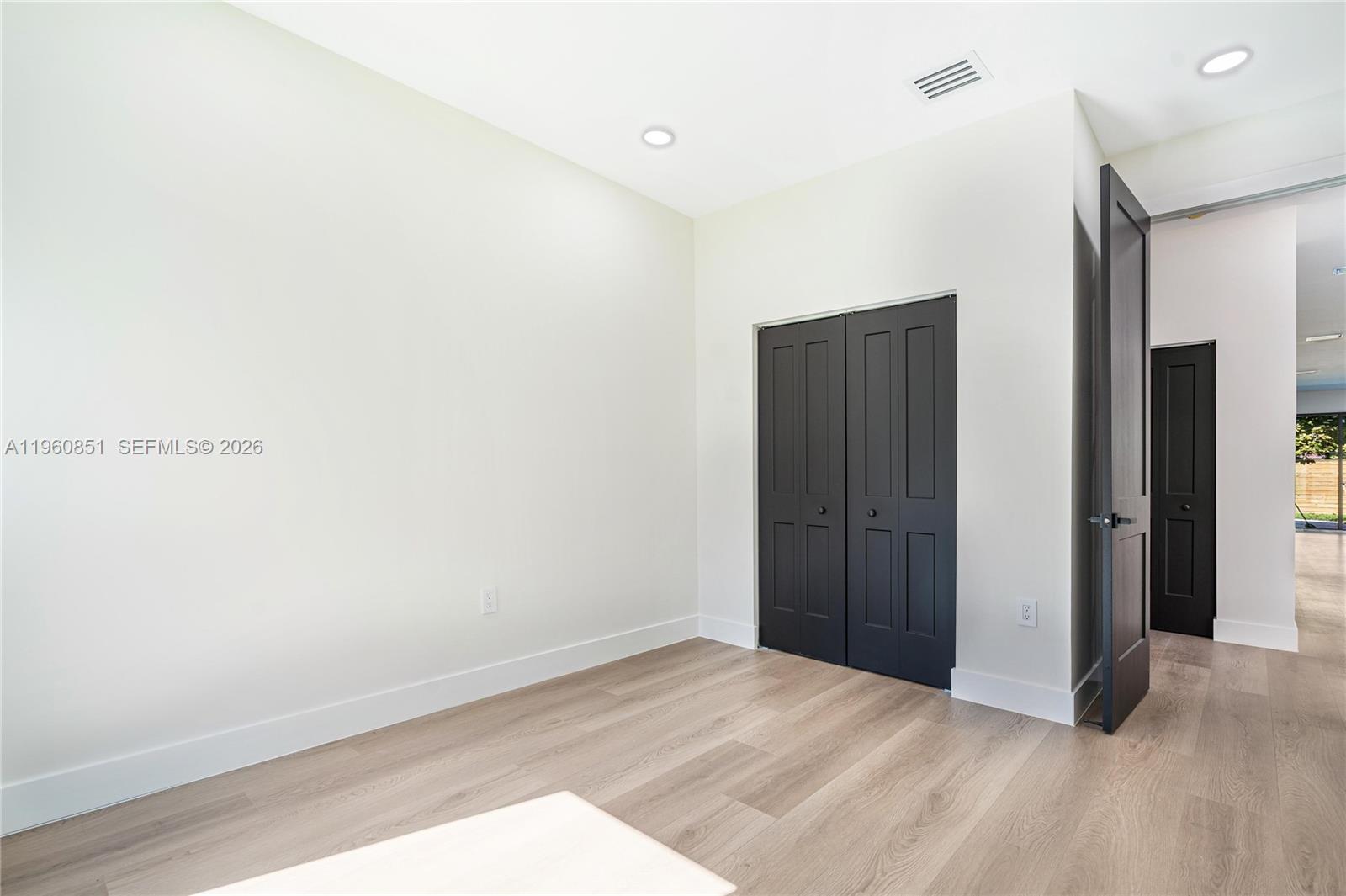   /  4900 кв.футов $ 2026-02-06 0 Фото