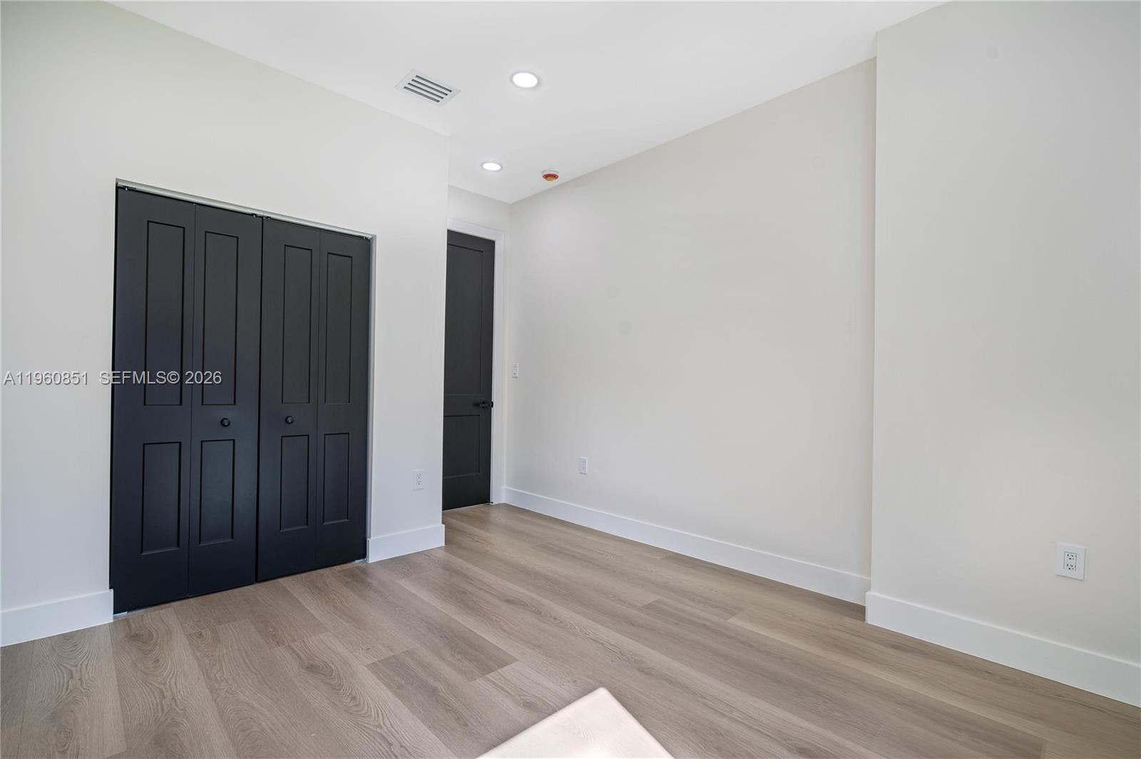   /  4900 кв.футов $ 2026-02-06 0 Фото