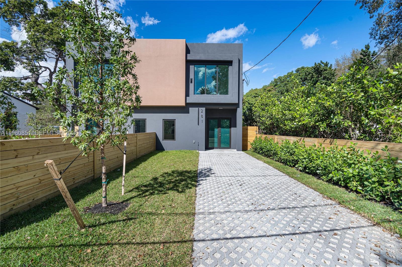   /  4900 кв.футов $ 2026-02-06 0 Фото