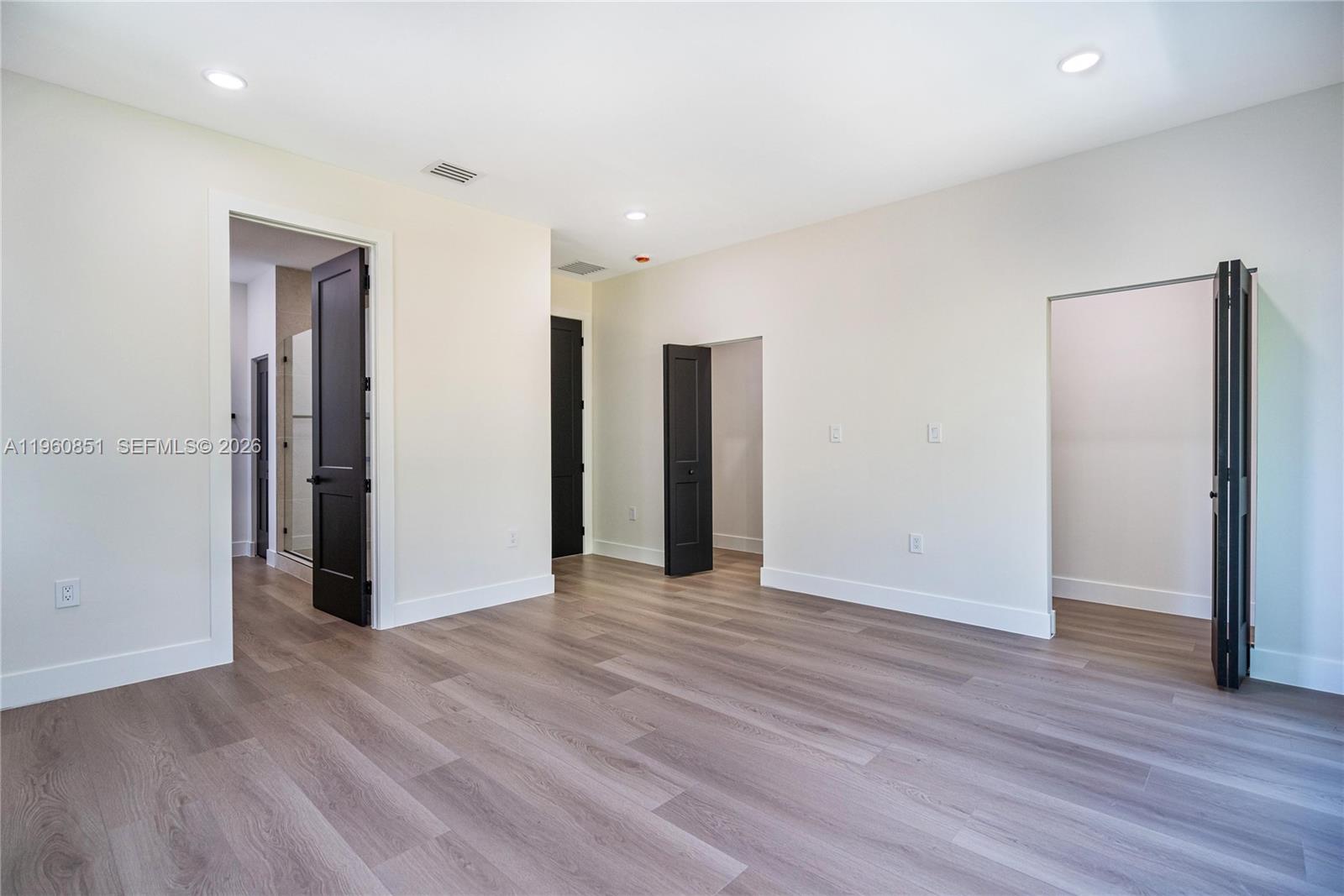   /  4900 кв.футов $ 2026-02-06 0 Фото