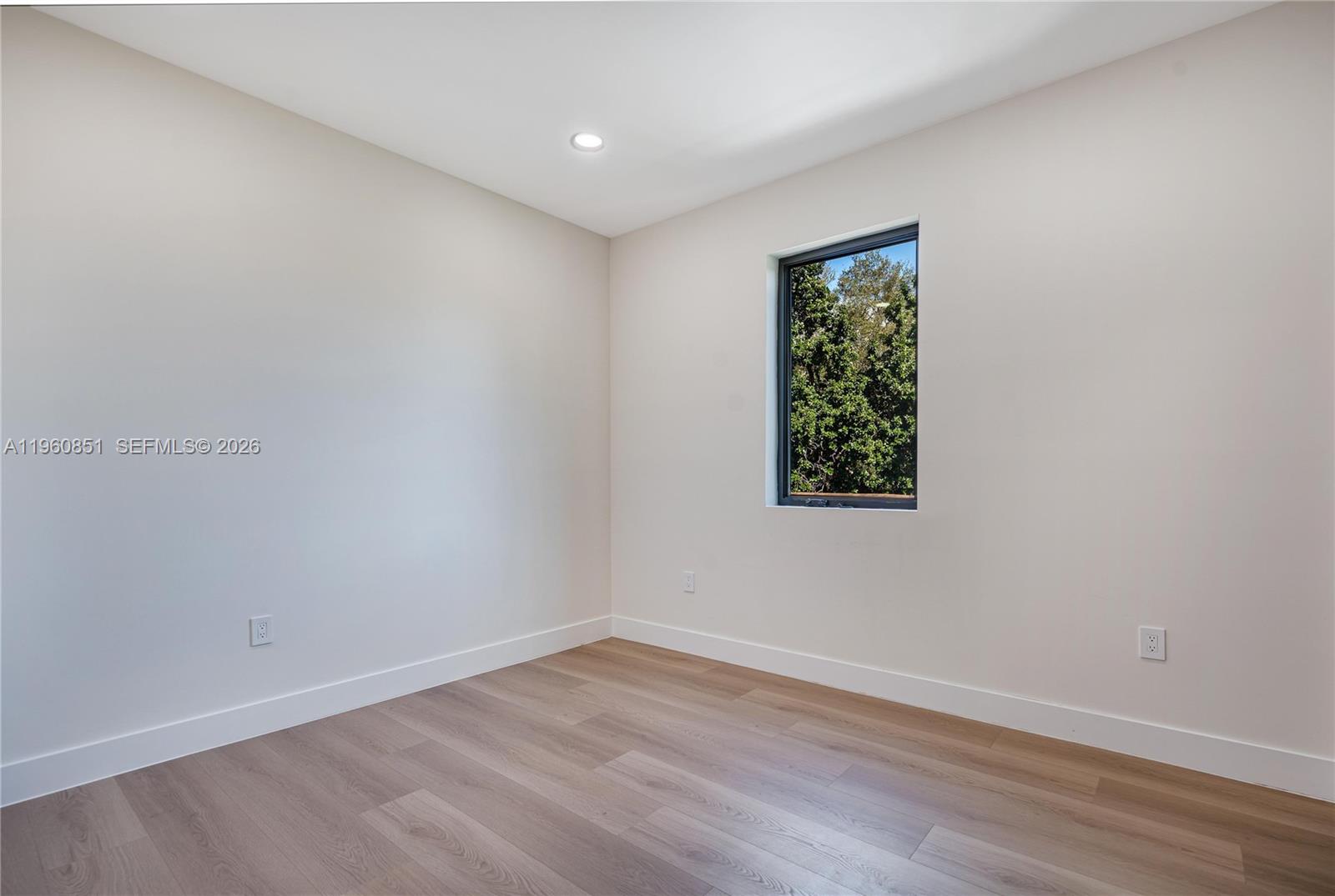   /  4900 кв.футов $ 2026-02-06 0 Фото